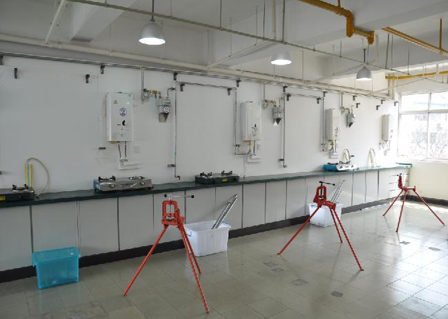 燃?xì)夤艿兰案綄僭O(shè)備安裝實訓(xùn)裝置